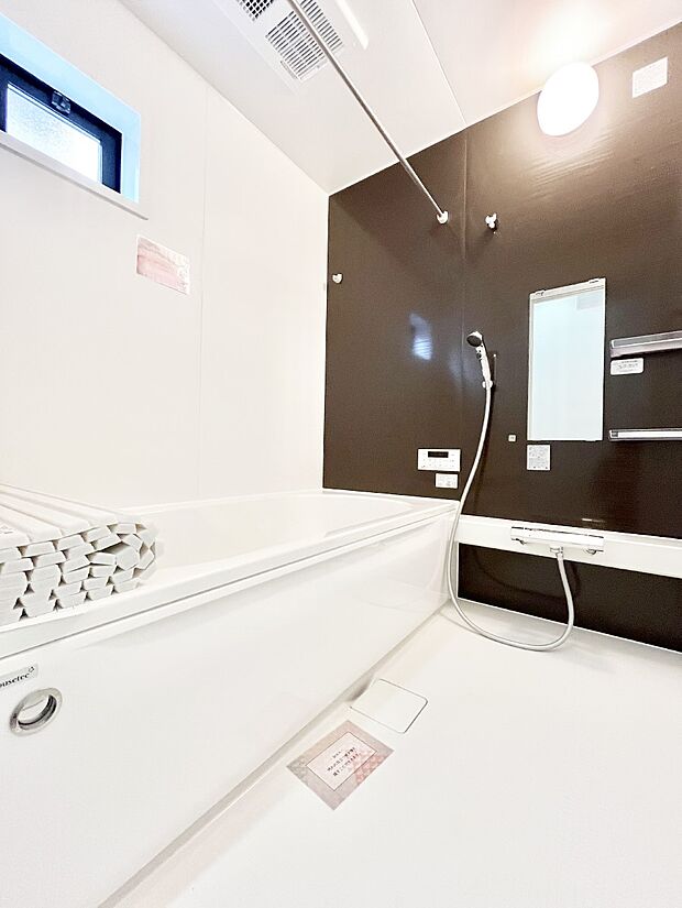 一日の疲れを癒してくれる明るい清潔感のあるバスルーム