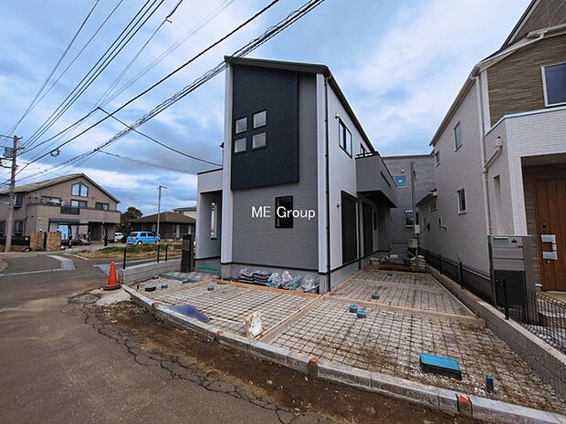 ◆1号棟◆~Exterior~ 堂々たる趣ながら、主張し過ぎずどこか余裕を感じさせるシャープなフォルムで佇む邸宅は、晴天の空と照らし合わせる事で、本来あるべき完成形の姿を見せてくれます。