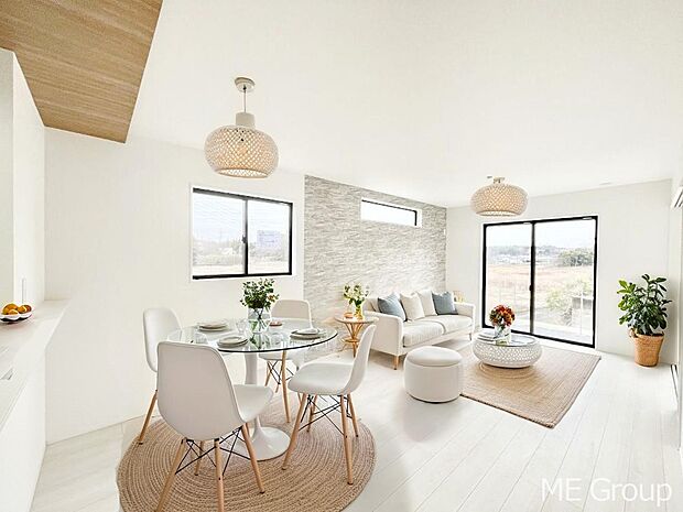 ご家族の賑やかな話し声で包まれる明るいリビング ※家具はCGです