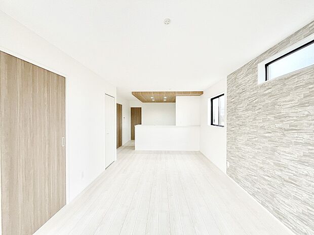 明るい陽光が注ぎ、寛ぎの雰囲気に満たされるリビング・ダイニング。