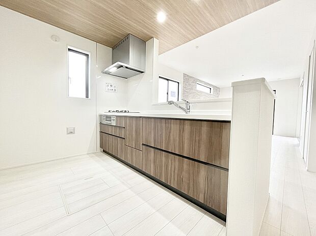 爽やかな風が通り抜けるキッチン。窓があるので明るく換気にも役立ちます。