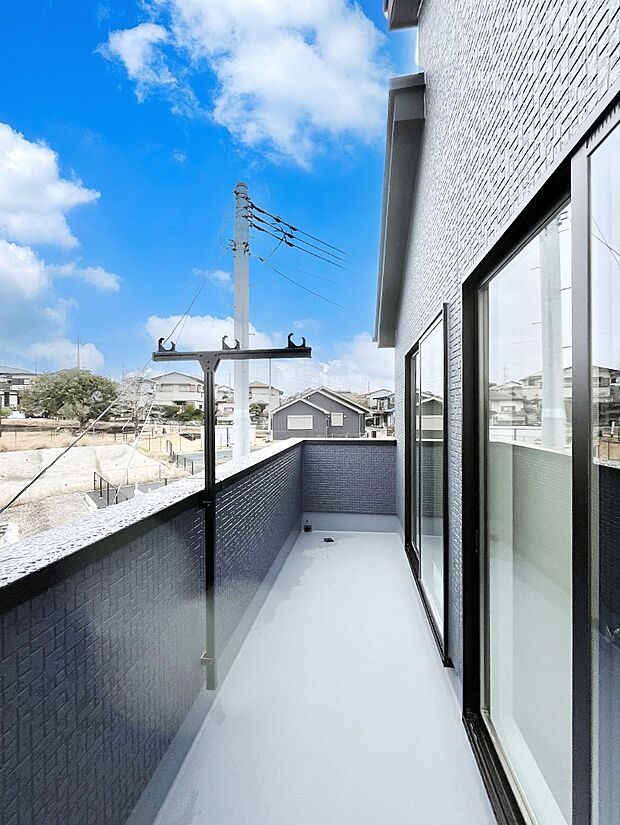 ゆったりバルコニーだから沢山お洗濯ものを干せます。