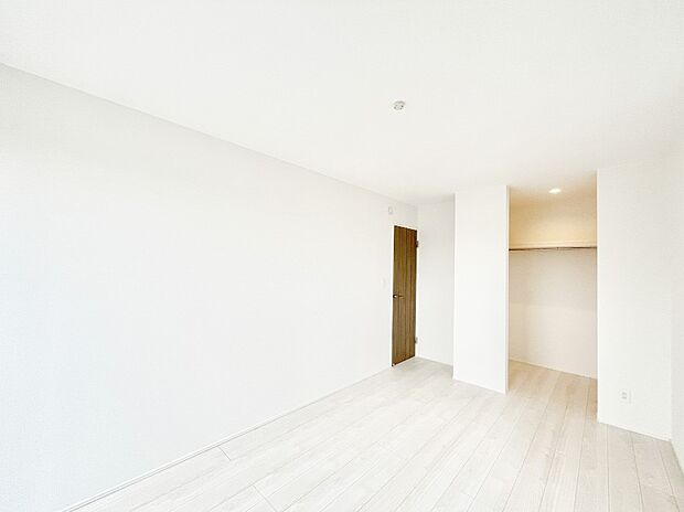 ウォークインクローゼットがあるお部屋!季節ごとの入れ替えも不要で便利です。