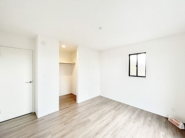 ウォークインクローゼットがあるお部屋!季節ごとの入れ替えも不要で便利です。