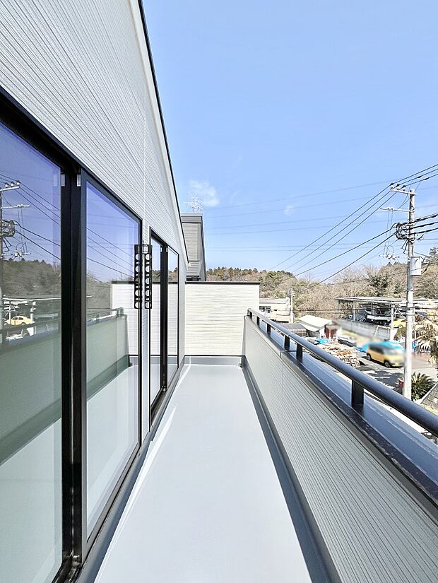 ゆったりバルコニーだから沢山お洗濯ものを干せます。