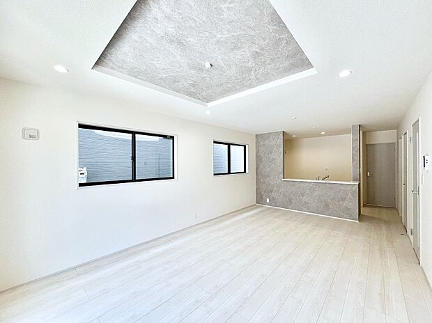 折り上げ天井は立体的な奥行きがあるので、天井が広く見えて開放的な空間を演出できます。