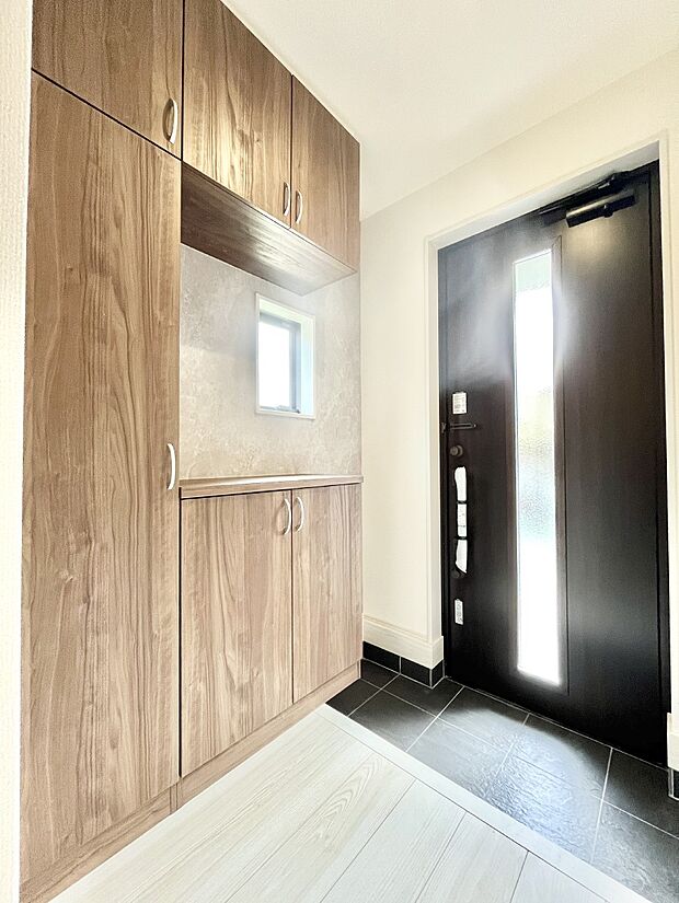 明るい陽光が入り込む玄関。ご家族の靴もスッキリ収納できる玄関収納付き!