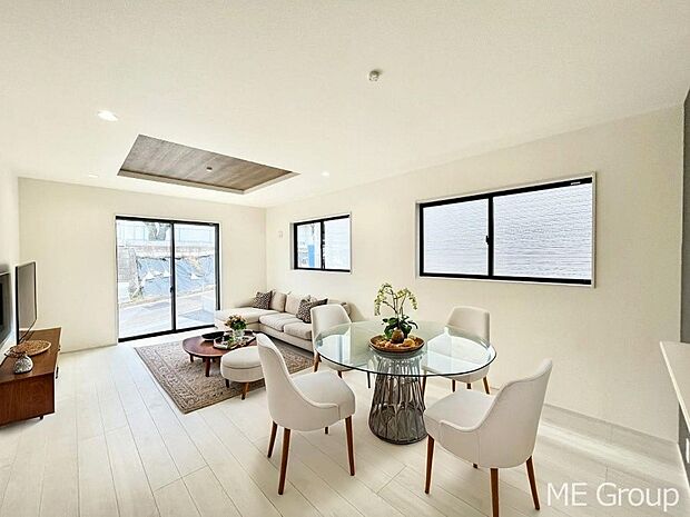 ご家族の賑やかな話し声で包まれる明るいリビング ※家具はCGです