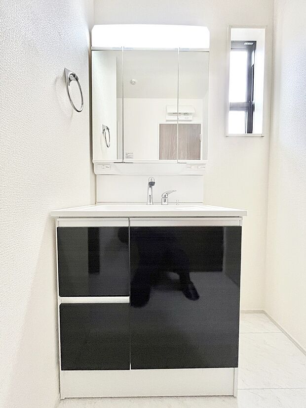 三面鏡の裏に、化粧品や衛生用品などを収納可能。洗面台をすっきりと保ちます!
