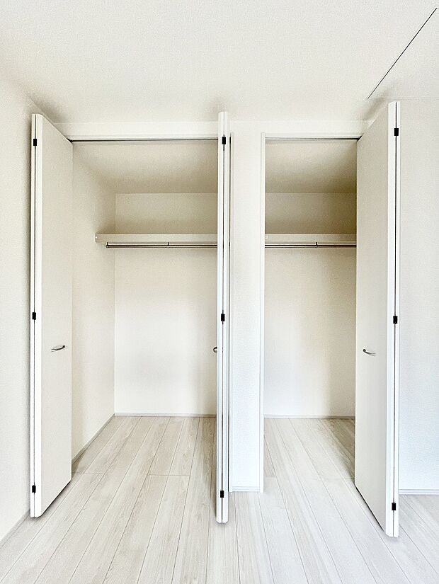洋室のクローゼット。奥行きがあるので厚手の衣類もすっきり収まります。