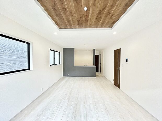 折り上げ天井はは立体的な奥行きがあるので、天井が広く見えて開放的な空間を演出できます。