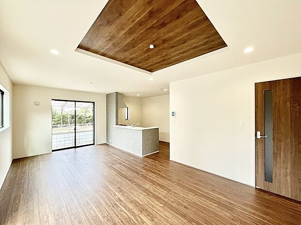 折上天井は立体的な奥行きがあるので、天井が広く見えて開放的な空間を演出できます。