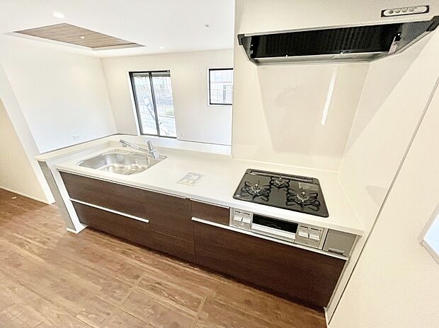 カウンター越しに楽しいおしゃべり。いつものお料理がもっと美味しくなりそうですね。