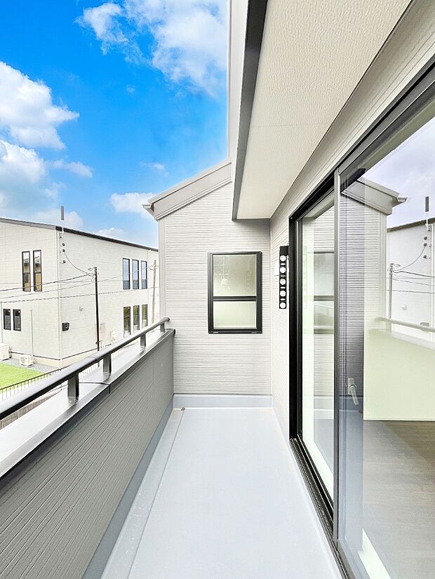 広々バルコニーでお洗濯物が気持ちよく乾きます。