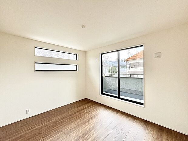 明るいバルコニーサイドに洋室を設置。目覚めの良い寝室に。