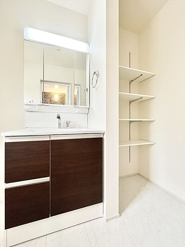 リネン庫がありタオル類や洗剤などストックを収納するのに便利です。