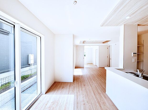 ~Living~ 飽きの来ないシンプルでおしゃれなLDK。大きな窓から日差しが差し込むので室内も明るく、家族の憩いの場としてピッタリです。開放感と日当たりの良さを是非ご覧ください!