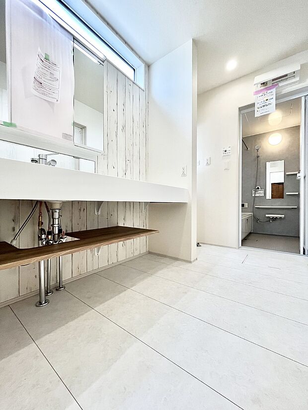 ~Dressing Room~ 清潔感溢れる色合いで統一されていると、スッキリと整った印象をうけます。 鏡の裏にはたっぷりと収納スペースを標準装備! 水廻りは、シンプルかつ機能性を重視して。