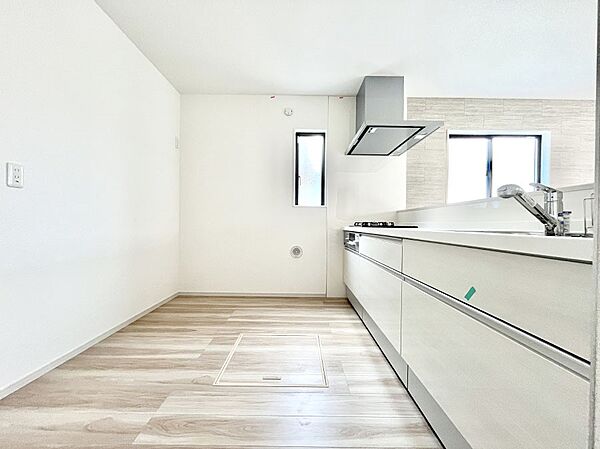 ～Kitchen～　自然光が入る窓のあるキッチン☆毎日使う場所だからこそ、使い勝手を考慮しました。ゆったりとしたキッチンコーナーは質感豊かな仕上がりとなっております。
