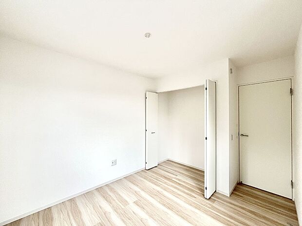 ~Bed Room~ 部屋数が多いのが戸建てのメリットです。ご家族が増えたことで手狭に感じていた住まいも戸建てでは各居室プライバシーを保つことができます。住まいにゆとりが生まれ心もリラックスできます♪