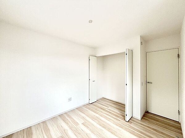 ～Bed Room～　部屋数が多いのが戸建てのメリットです。ご家族が増えたことで手狭に感じていた住まいも戸建てでは各居室プライバシーを保つことができます。住まいにゆとりが生まれ心もリラックスできます♪