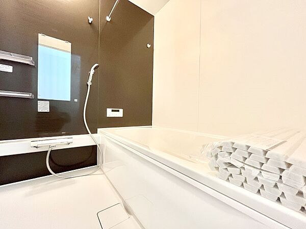 ～Bath Room～　足を伸ばして入浴することが可能！一日の疲れを癒す貴重なバスタイムです。お子様とご一緒でも十分な広さなので、リビングとは違った家族団欒のひと時をお楽しみいただけます。