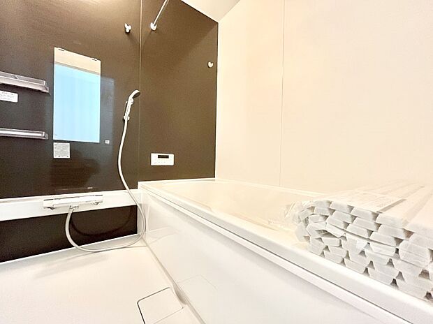 ~Bath Room~ 足を伸ばして入浴することが可能!一日の疲れを癒す貴重なバスタイムです。お子様とご一緒でも十分な広さなので、リビングとは違った家族団欒のひと時をお楽しみいただけます。