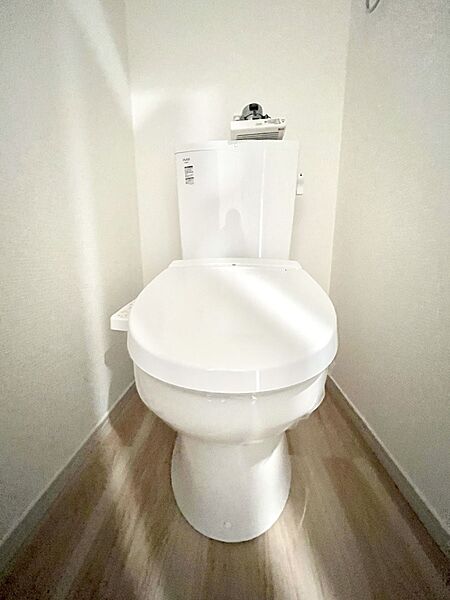 ～Toilet～　綺麗・スッキリ・快適なウォシュレット付トイレでくつろげる空間です。トイレは毎日使わざるを得ないもの。いつも清潔を保ちたいですね。トイレが2ヶ所あるので朝の混雑時に便利です！