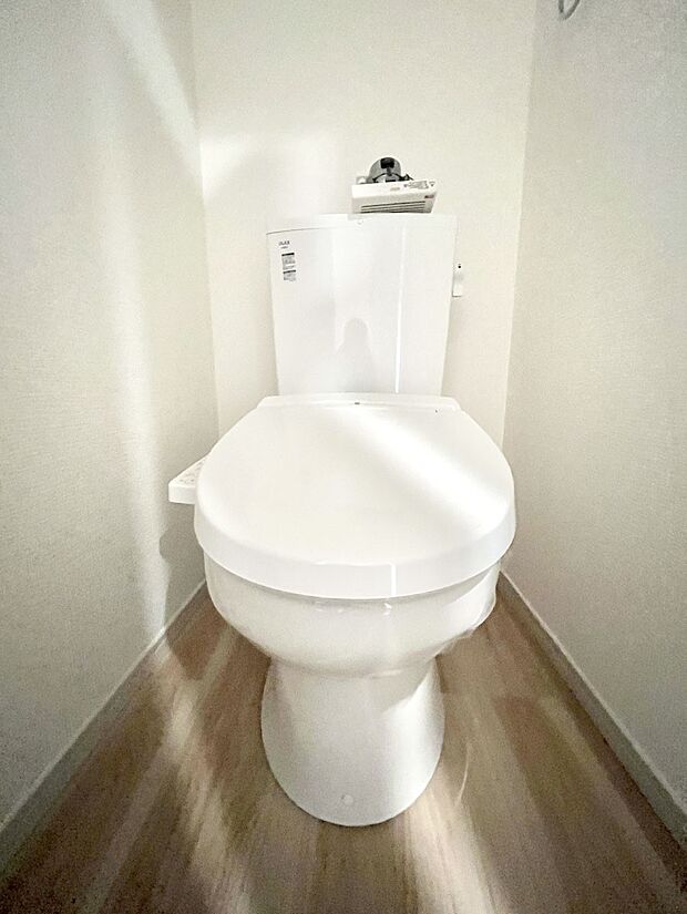 ~Toilet~ 綺麗・スッキリ・快適なウォシュレット付トイレでくつろげる空間です。トイレは毎日使わざるを得ないもの。いつも清潔を保ちたいですね。トイレが2ヶ所あるので朝の混雑時に便利です!