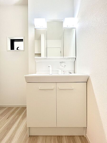 大きく見やすい三面鏡で清潔感ある洗面台は、身だしなみチェックや肌のお手入れにおすすめです。