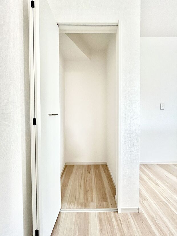 キッチン横収納!食材のストックはもちろん、日用品の収納など使い方はいろいろ!