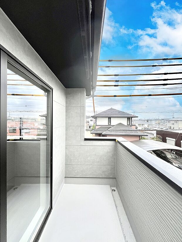 ~Balcony~ バルコニーは温かい陽がさしこみ、お布団や洗濯物を気持ちよく干すことができます。 使いやすく開放的なバルコニーです♪陽ざしがたっぷり降り注ぐ、バルコニー付き住まい。