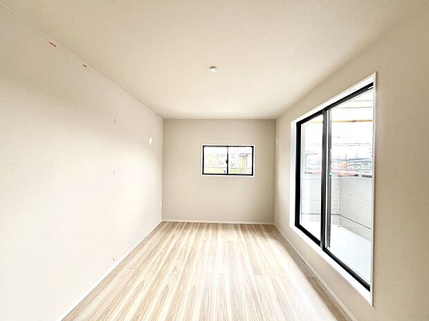 ~Bed Room~ 2面採光を確保した明るい室内は、風通しも良く、大変居心地の良い空間となっております。爽やかな風を感じて起きる朝は、快適生活の始まりに!日当たりや通風がとても良い住まい♪