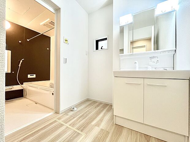 ~Dressing Room~ 清潔感溢れる色合いで統一されていると、スッキリと整った印象をうけます。 鏡の裏にはたっぷりと収納スペースを標準装備! 水廻りは、シンプルかつ機能性を重視して。