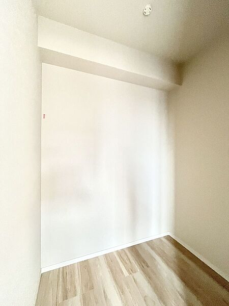 ～Walk-in Closet～　必要なものやコーディネートを一覧して確認でき、身支度や準備が短時間で済むウォークインクローゼットを設置しました。家の中をすっきりとさせる便利な収納スペースです。