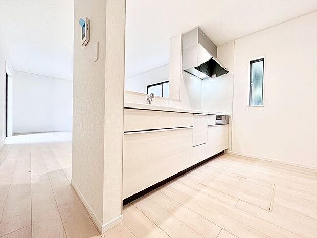 ◆2号棟◆〜Kitchen〜 自然光が入る窓のあるキッチン☆毎日使う場所だからこそ、使い勝手を考慮しました。ゆったりとしたキッチンコーナーは質感豊かな仕上がりとなっております。