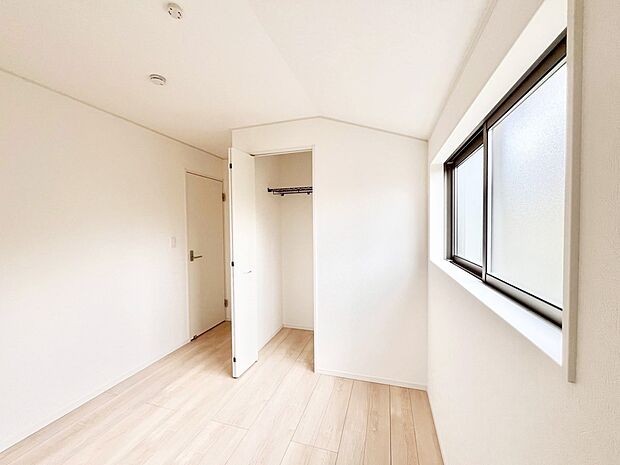 ◆2号棟◆〜Bed Room〜 全居室には収納クローゼットを完備!普段使いのお洋服や小物はもちろん、季節物のお洋服などもしっかりと整理整頓おしまい頂けます。 居室空間を広く使用できますね。