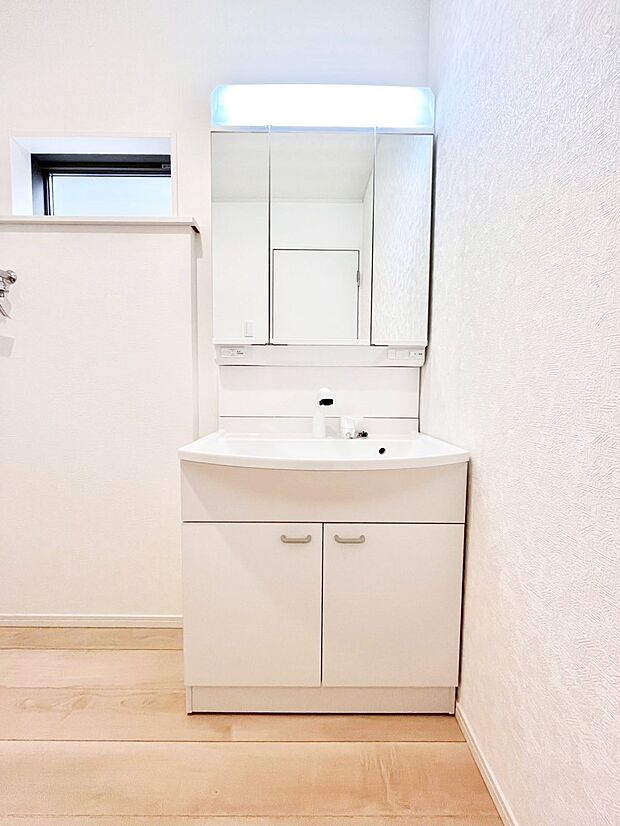 ◆2号棟◆〜Dressing Room〜 清潔感溢れる色合いで統一されていると、スッキリと整った印象をうけます。鏡の裏にはたっぷりと収納スペースを標準装備!水廻りは、シンプルかつ機能性を重視して。