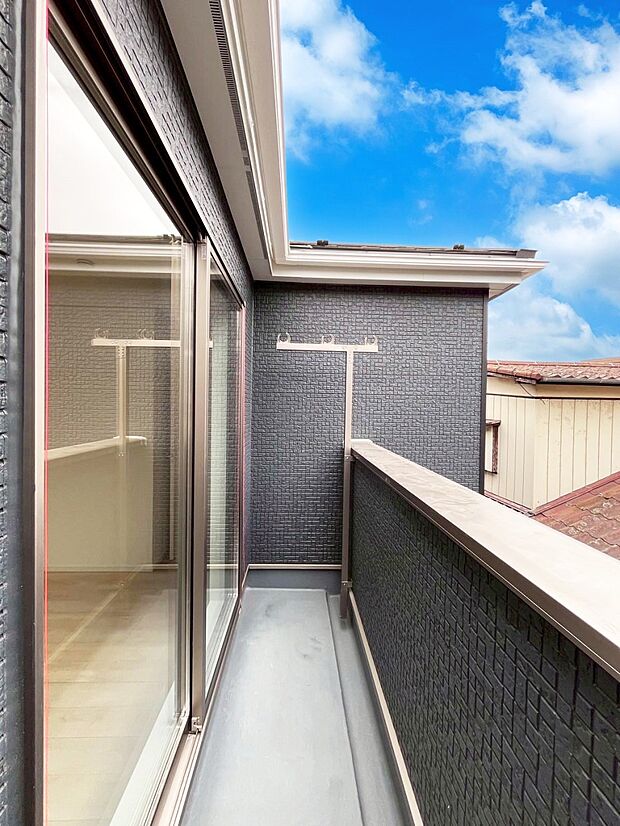 ◆2号棟◆〜Balcony〜 バルコニーは温かい陽がさしこみ、お布団や洗濯物を気持ちよく干すことができます。 使いやすく開放的なバルコニーです♪陽ざしがたっぷり降り注ぐ、バルコニー付き住まい。