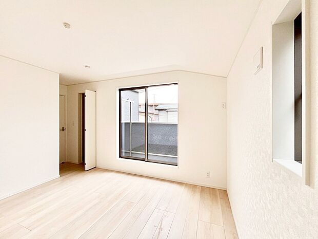 ◆2号棟◆〜Bed Room〜 「今日も一日お疲れ様」とご夫婦でゆったりくつろげる寝室。毎日の家事やお仕事に疲れた日はフカフカのベットで癒されてください。本棚をおいても快適な広さが自慢♪