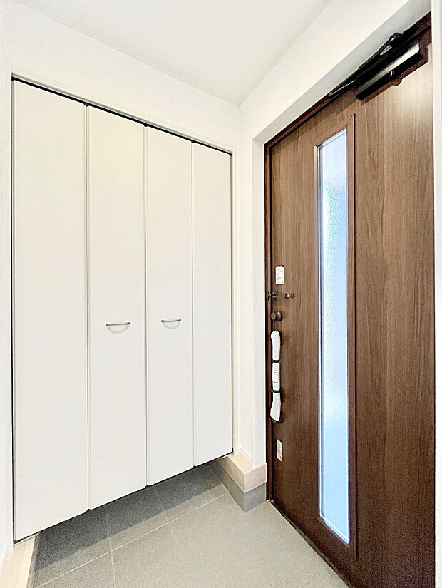 ガラススリットの入った玄関ドアが室内に光を届けてくれます