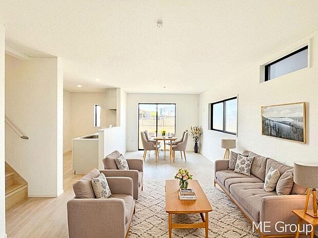 ご家族の賑やかな話し声で包まれる明るいリビング  ※家具はCGです