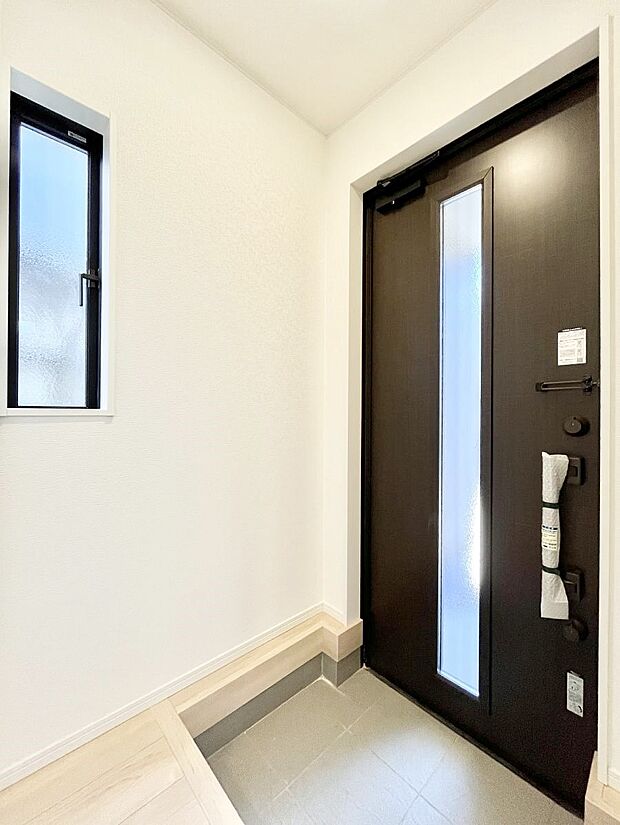 ◆1号棟◆〜Entrance〜　玄関は家の顔といわれますが我が家のセンスをさりげなく感じさせる魅力ある玄関造りも楽しみの一つ。帰宅する度に家族がほっとできる心地よい空間造りも大切ですね♪