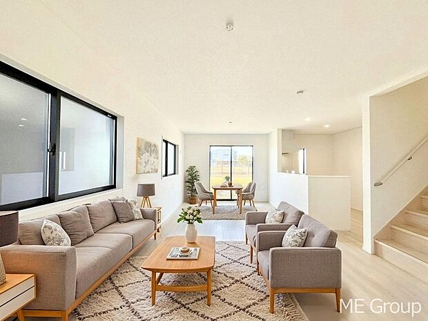 ◆1号棟◆〜Living〜　家族の食事や団らんのほか、子どもを遊ばせたり、友人を招いたりするLDKは住まいの中心。長時間過ごす場所だから、その空間は住まい全体の居心地を左右します。  ※家具はCGです