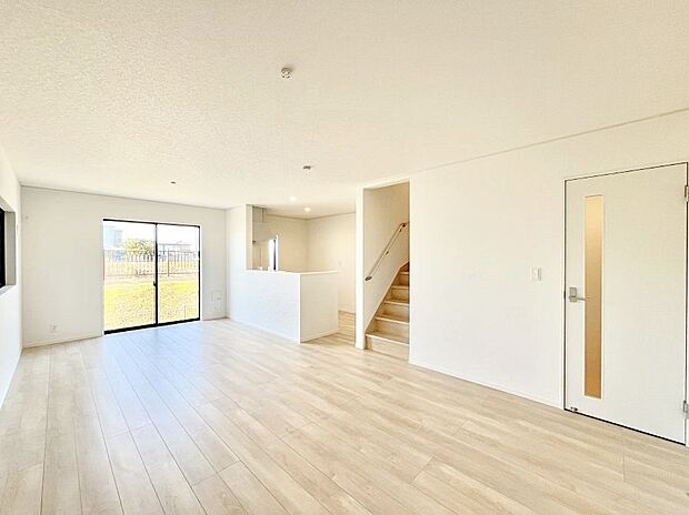 ◆1号棟◆〜Living〜　リビングに階段のある間取りです♪家族のコミュニケーションがスムーズに取れますね♪ゆとりある暮らしと心地よい住環境が紡ぐ贅沢な時間をご家族みんなでお過ごし下さい。