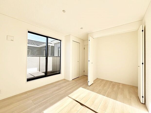 ◆1号棟◆〜Bed Room〜　木の温もりがやさしいフローリングは安らぎをもたらすプライベート空間。明るめのフローリングですので、壁紙ともマッチし、お部屋を更に広く見せてくれる効果も。