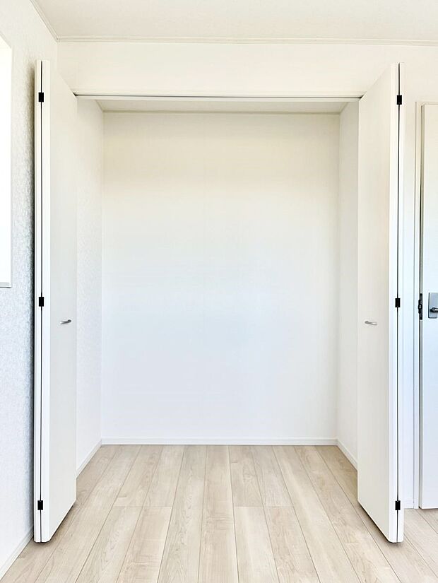 ◆1号棟◆〜Closet〜　壁面クローゼットがあればタンスを置く必要がなく、出っ張りのないスッキリ空間を維持できます。限られたスペースを有効に活用できそう。衣類や趣味の品などたっぷり収納出来ますね♪