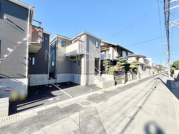 〜Exterior〜　前面道路は閑静な住宅地をはしる車通りの少ない道路。駐車の出し入れもらくらくです！ご不明点・現地見学のご希望は、お気軽にお問い合わせください！