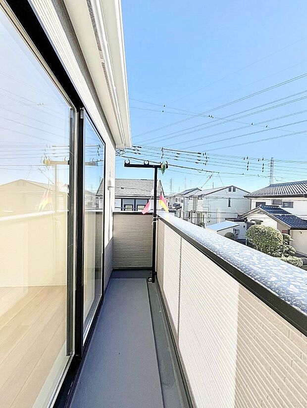 ◆1号棟◆〜Balcony〜　南向きのバルコニーの前には雲以外に太陽を遮るものがありません。お洗濯物も乾きやすく、何より明るく気持ちのいい光が入ってきます。家族全員分の洗濯物も一気に干せます。