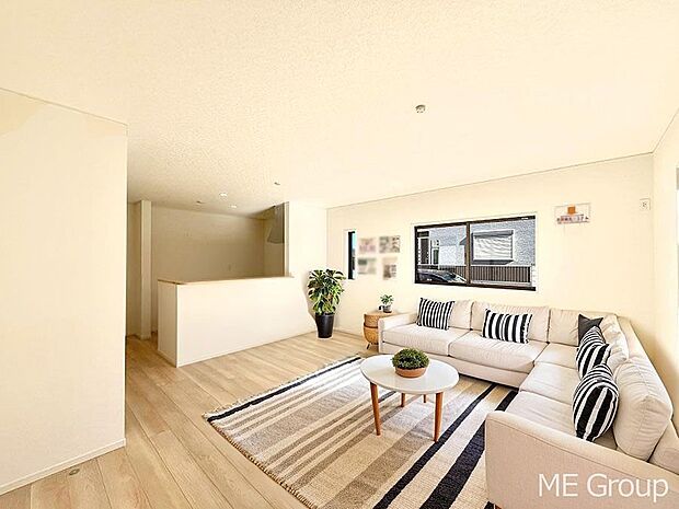 ◆2号棟◆〜Living〜　家族の食事や団らんのほか、子どもを遊ばせたり、友人を招いたりするLDKは住まいの中心。長時間過ごす場所だから、その空間は住まい全体の居心地を左右します。  ※家具はCGです